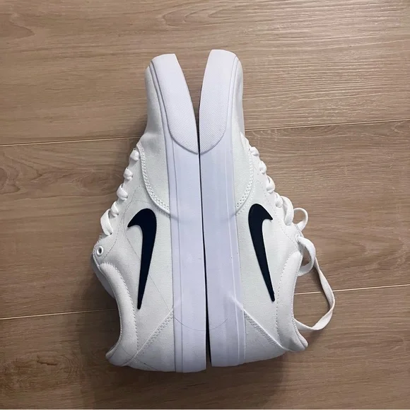 Nike Men's White and Black Sneakers - Picture 3 of 4